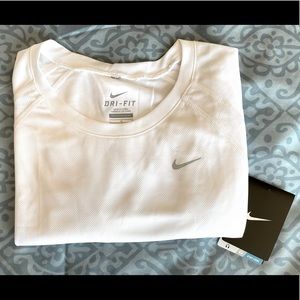NEW with tag Nike Dri-FIT curved hem shirt. size L